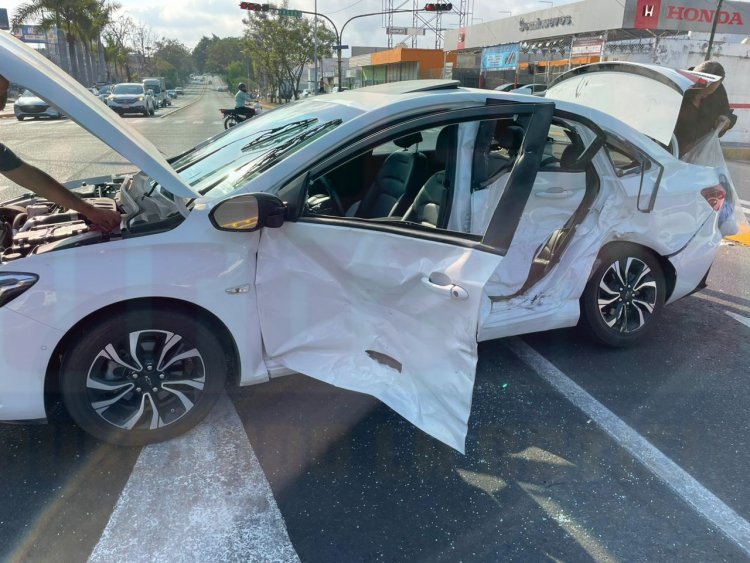AMBULANCIA PROVOCA ACCIDENTE AL TRASLADAR A MUJER EMBARAZADA