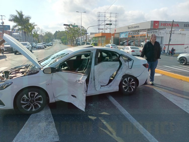 AMBULANCIA PROVOCA ACCIDENTE AL TRASLADAR A MUJER EMBARAZADA