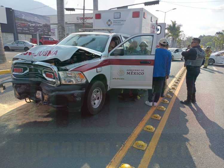 AMBULANCIA PROVOCA ACCIDENTE AL TRASLADAR A MUJER EMBARAZADA