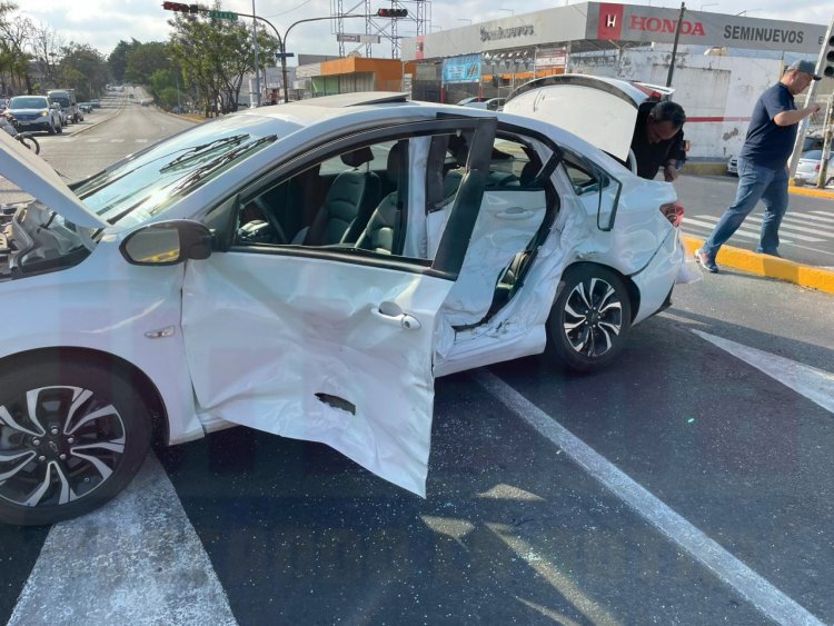 AMBULANCIA PROVOCA ACCIDENTE AL TRASLADAR A MUJER EMBARAZADA