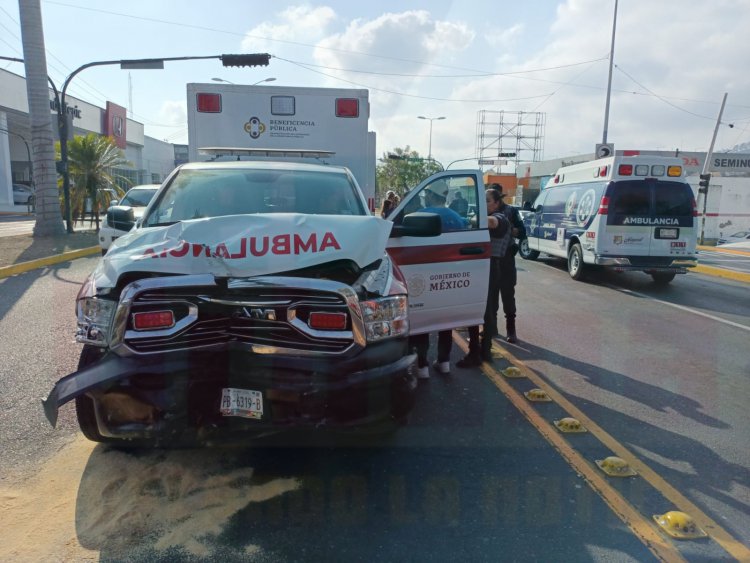 AMBULANCIA PROVOCA ACCIDENTE AL TRASLADAR A MUJER EMBARAZADA