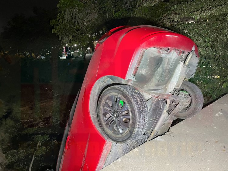 CERO Y VAN DOS VEHÍCULOS QUE CAEN EN EL CANAL DE VISTAS DE LA CANTERA