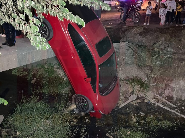CERO Y VAN DOS VEHÍCULOS QUE CAEN EN EL CANAL DE VISTAS DE LA CANTERA
