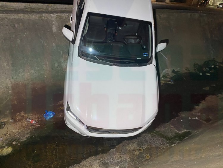 CERO Y VAN DOS VEHÍCULOS QUE CAEN EN EL CANAL DE VISTAS DE LA CANTERA
