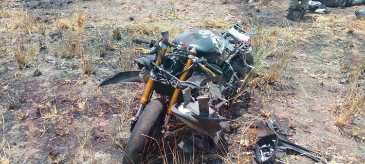 MOTOCICLISTA SE SALE DE LA CARRETERA Y TERMINA LESIONADO