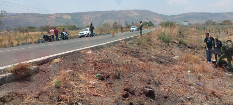 MOTOCICLISTA SE SALE DE LA CARRETERA Y TERMINA LESIONADO