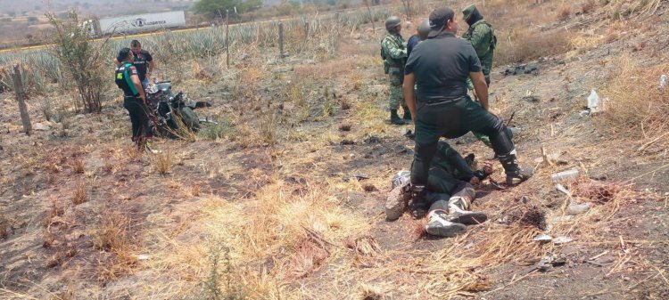MOTOCICLISTA SE SALE DE LA CARRETERA Y TERMINA LESIONADO