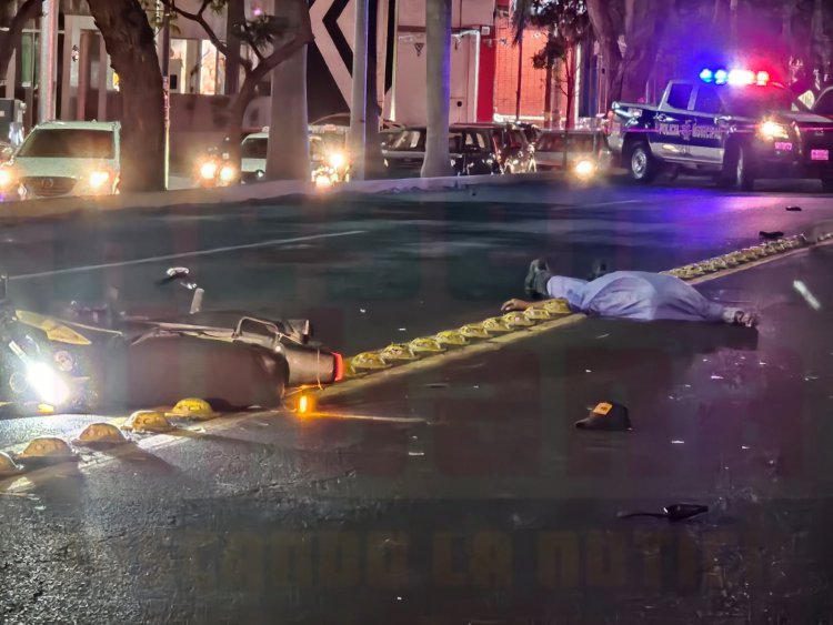 MOTOCICLISTA PIERDE LA VIDA AL IMPACTAR SEDAN, ERA POLICIA ESTATAL