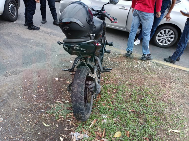 TAXI LE PEGA POR ALCANCE A MOTOCICLETA PERO...