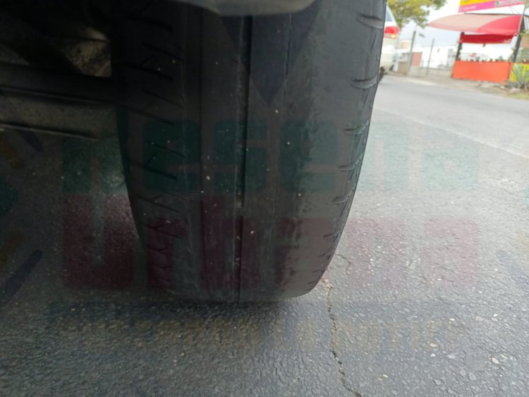 TAXI LE PEGA POR ALCANCE A MOTOCICLETA PERO...