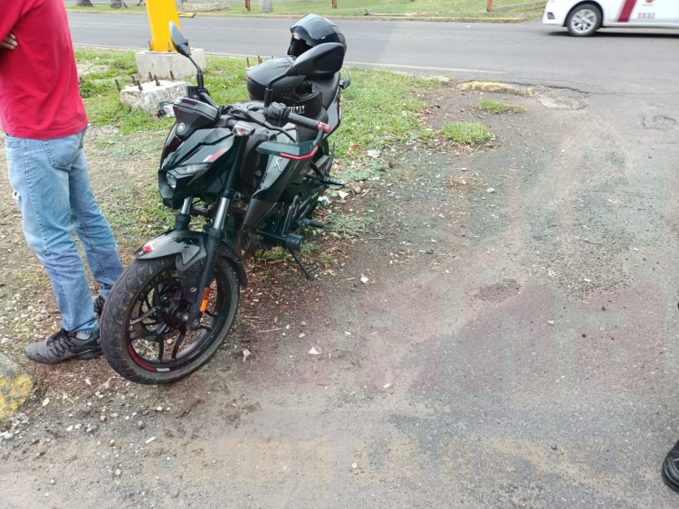 TAXI LE PEGA POR ALCANCE A MOTOCICLETA PERO...