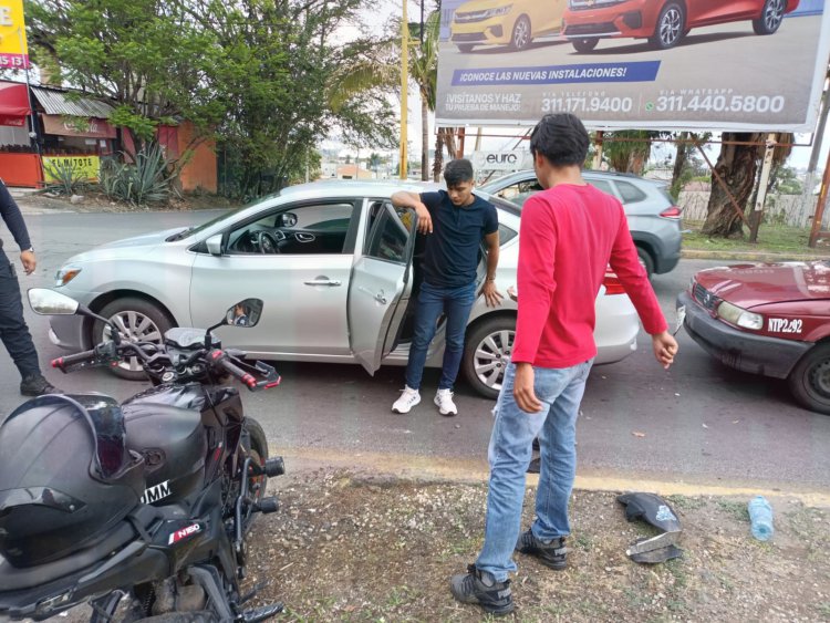 TAXI LE PEGA POR ALCANCE A MOTOCICLETA PERO...