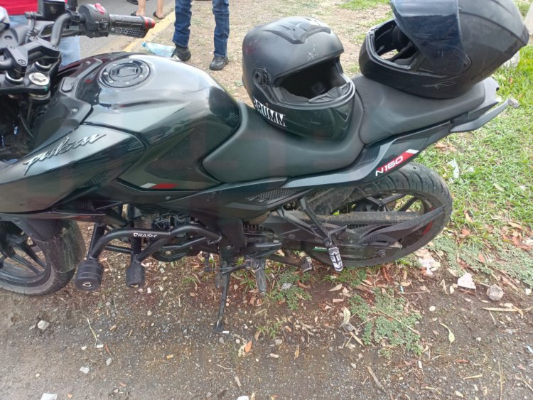 TAXI LE PEGA POR ALCANCE A MOTOCICLETA PERO...