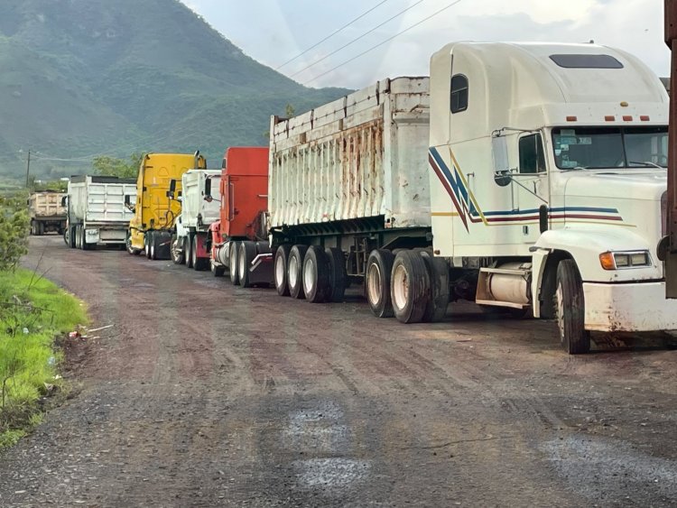 GONDOLEROS SE MANIFIESTAN POR DEJARLOS FUERA DE BOCA DE CHILA
